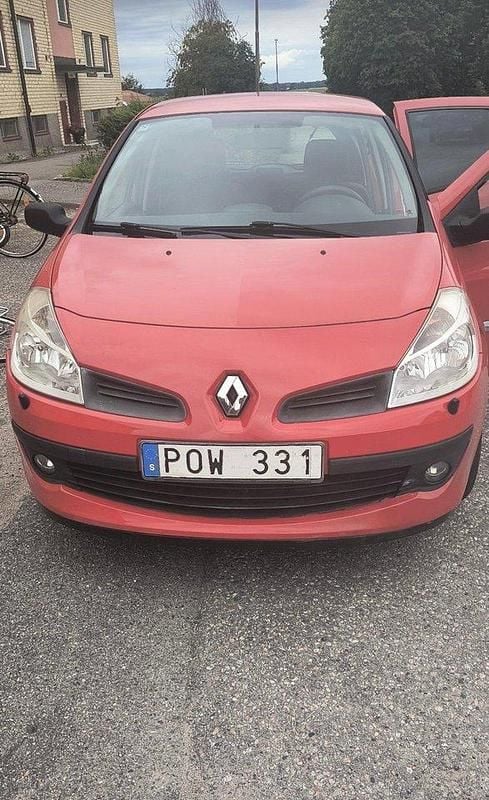 Röd Begagnad 2007 Renault Clio R.S. Halvkombi | 32 000 kr (Bra pris) - Bild 1/4