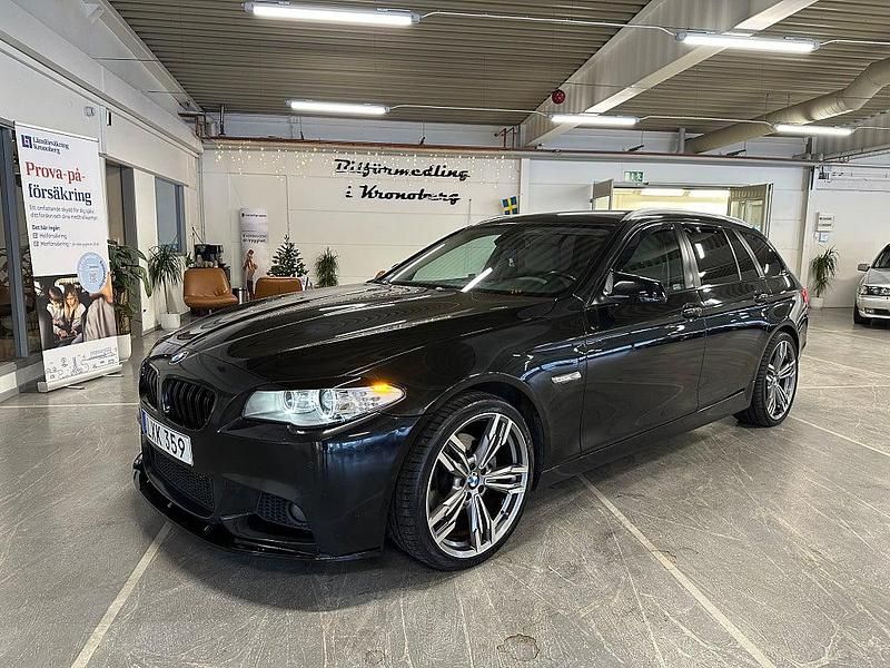 Svart Begagnad 2011 BMW 520 Kombi | 129 900 kr (Marknadspris) - Bild 1/4