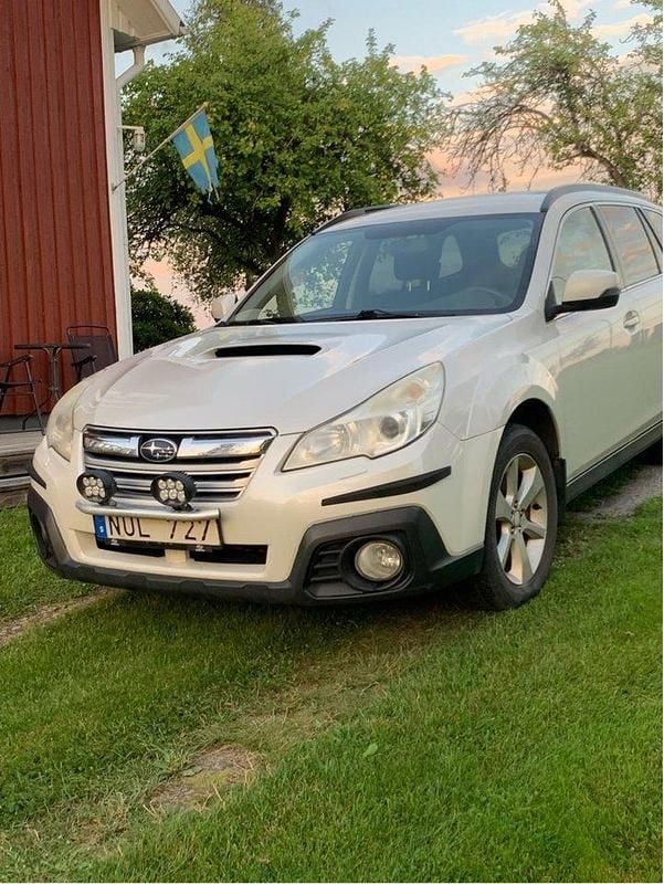 Vit Begagnad 2013 Subaru Outback SUV | 30 000 kr (Superpris) - Bild 1/4