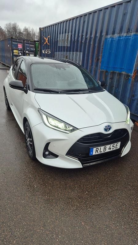 Bitone: white metallic med svart tak Begagnad 2022 Toyota Yaris Hybrid Edition Halvkombi | 215 000 kr (Marknadspris) - Bild 1/4