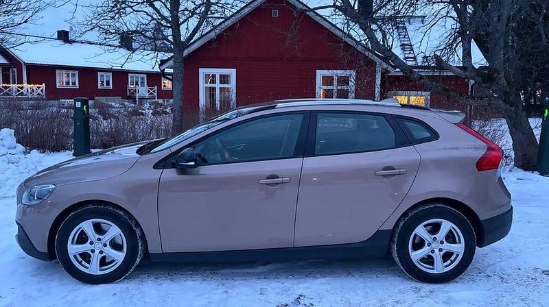 Raw koppar 708 metallic Begagnad 2014 Volvo V40 CC Momentum Kombi | 139 900 kr - Bild 1/4