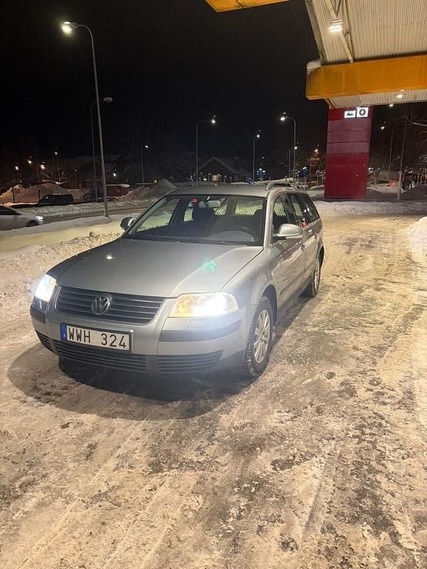 Ljus grå/grön Begagnad 2005 VW Passat Kombi | 19 900 kr (Marknadspris) - Bild 1/4