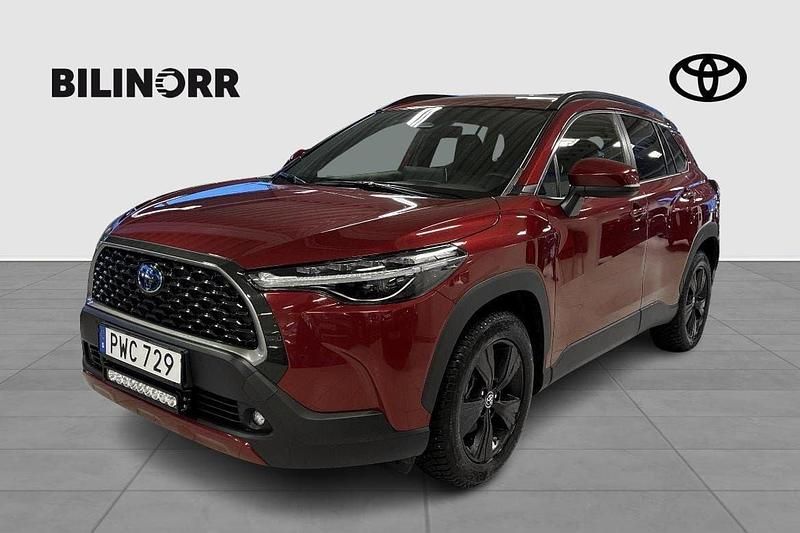 Röd Begagnad 2023 Toyota Corolla Cross Executive SUV | 409 900 kr (Marknadspris) - Bild 1/3
