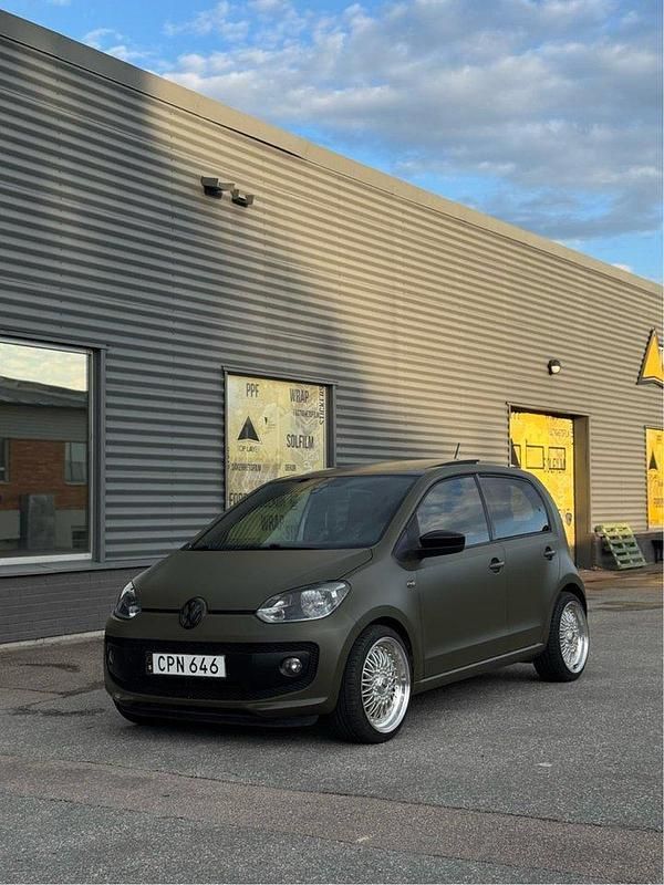 Silver Begagnad 2015 VW up! high up! Halvkombi | 68 000 kr (Marknadspris) - Bild 1/4