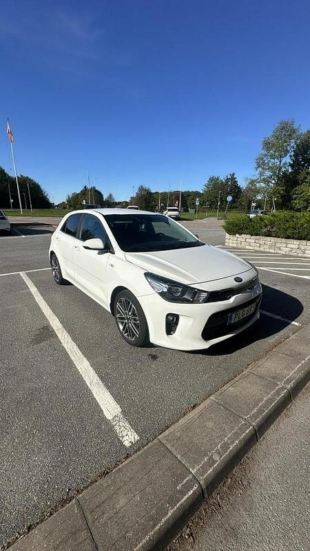 Vit Begagnad 2017 Kia Rio Halvkombi | 112 000 kr (Bra pris) - Bild 1/4