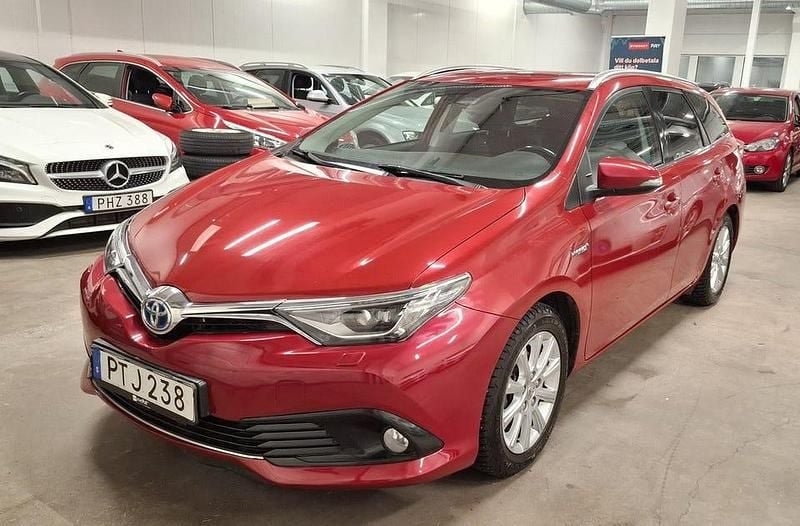 Röd Begagnad 2015 Toyota Auris Hybrid Active Kombi | 145 000 kr (Marknadspris) - Bild 1/4