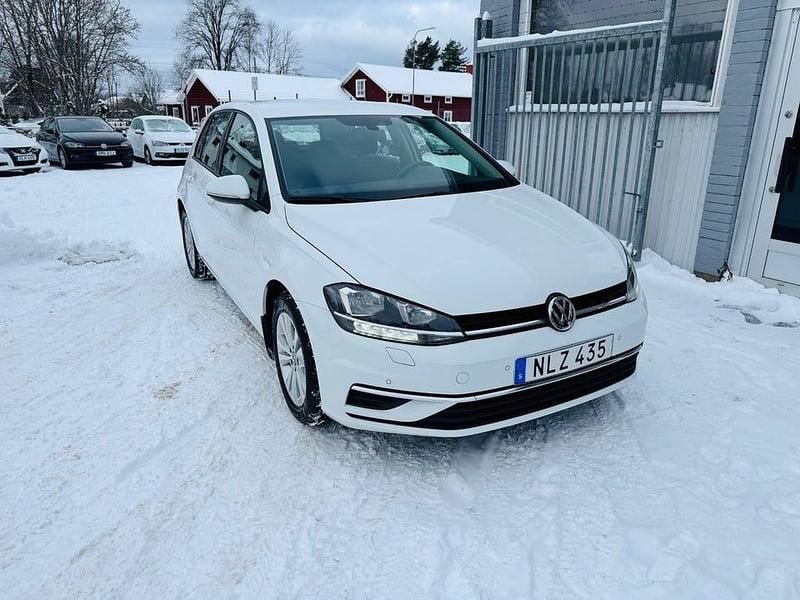 Vit Begagnad 2018 VW Golf VII Halvkombi | 129 900 kr (Bra pris) - Bild 1/4
