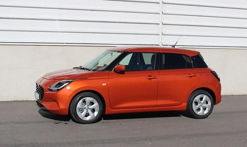 Orange Ny 2024 Suzuki Swift Halvkombi | 229 900 kr (Bra pris) - Bild 1/4