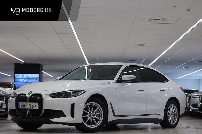 Vit Begagnad 2023 BMW i4 Sedan | 399 900 kr (Dyr) - Bild 1/3