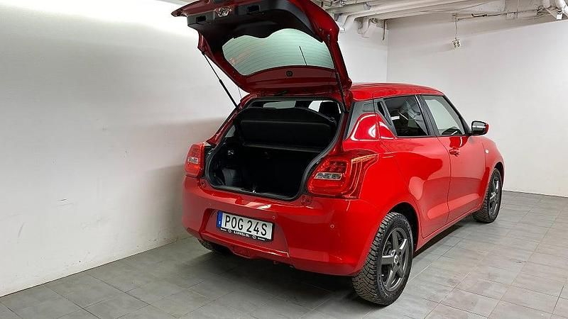 Begagnad Suzuki Swift 83 HK (61 kW) 2022 Röd Halvkombi
