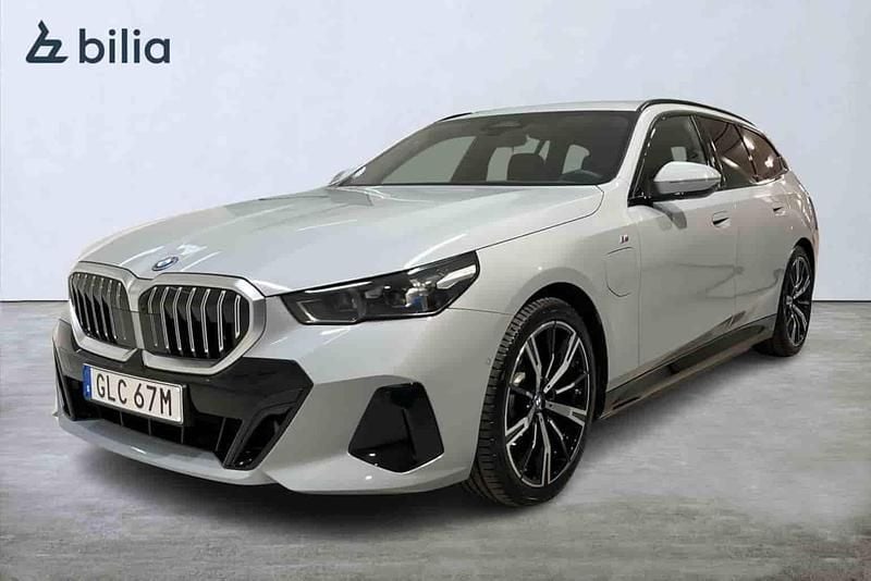 Vit (mineral white) Begagnad 2025 BMW 530e Comfort Edition Kombi | 669 700 kr (Marknadspris) - Bild 1/1