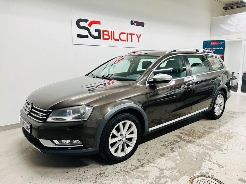 Mörkbrun Begagnad 2013 VW Passat Alltrack Kombi | 84 900 kr (Marknadspris) - Bild 1/4