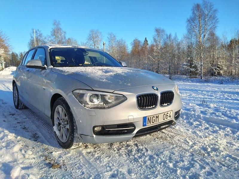 Begagnad 2013 BMW 120 Halvkombi | 120 000 kr (Marknadspris) - Bild 1/4