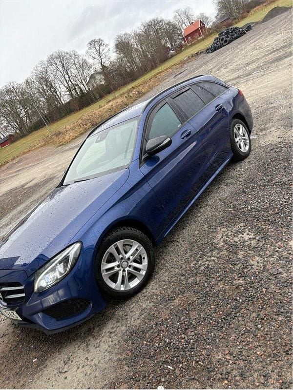Blå Begagnad 2017 Mercedes C220 AMG line Kombi | 190 000 kr (Bra pris) - Bild 1/4