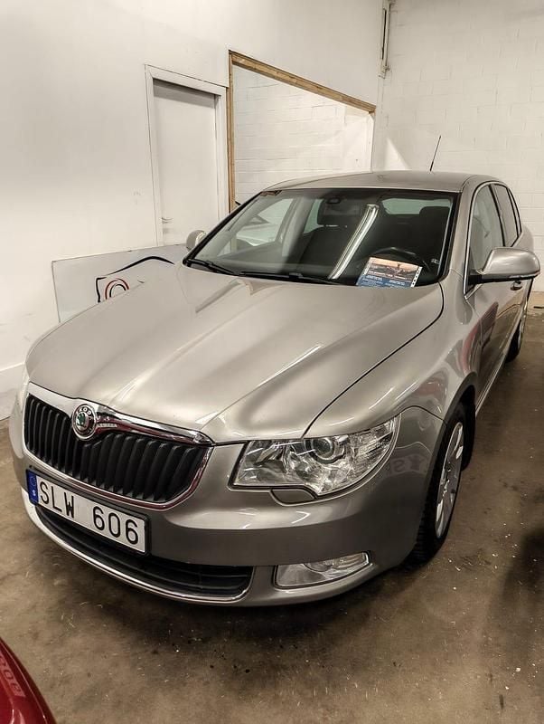 Begagnad 2009 Skoda Superb | 55 000 kr (Marknadspris) - Bild 1/3