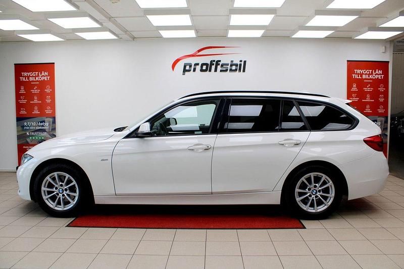 Vit Begagnad 2016 BMW 320 Sport Line Kombi | 169 500 kr (Bra pris) - Bild 1/4