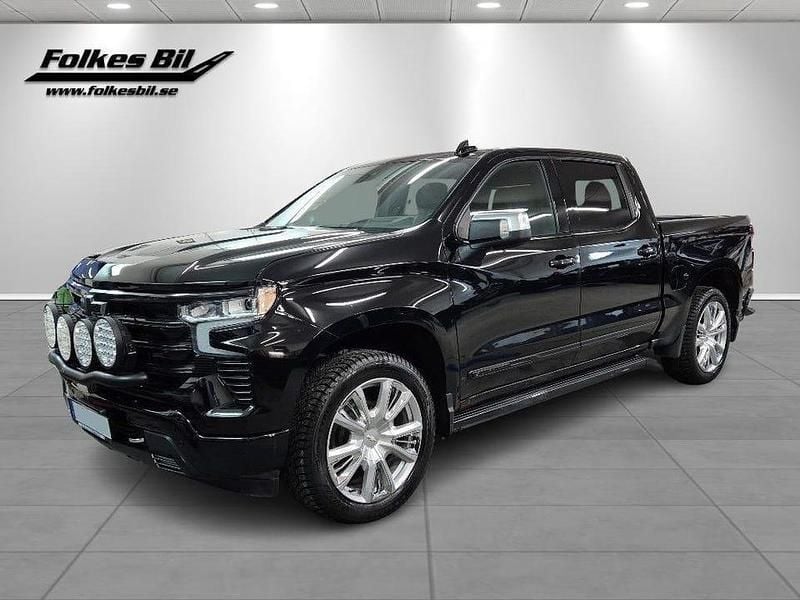 Svart Begagnad 2023 Chevrolet Silverado Pickup | 898 750 kr (Marknadspris) - Bild 1/4