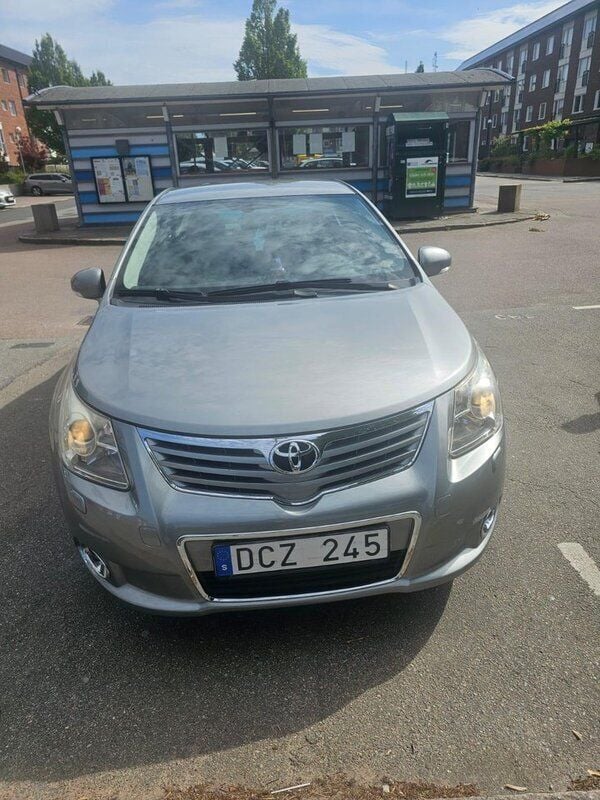 Grå Begagnad 2009 Toyota Avensis Business Edition Sedan | 87 000 kr (Marknadspris) - Bild 1/4