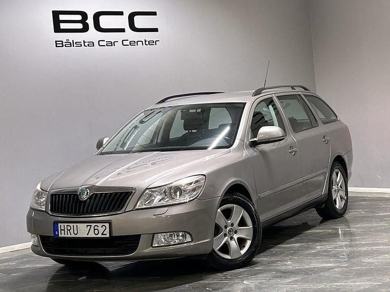 Ljusbrun Begagnad 2009 Skoda Octavia Kombi | 49 900 kr (Marknadspris) - Bild 1/3