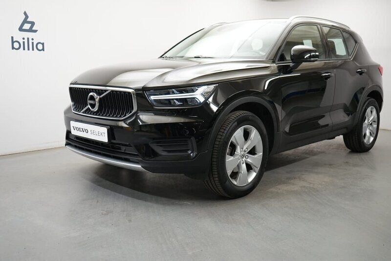 Svart Begagnad 2022 Volvo XC40 Momentum SUV | 309 900 kr (Marknadspris) - Bild 1/3