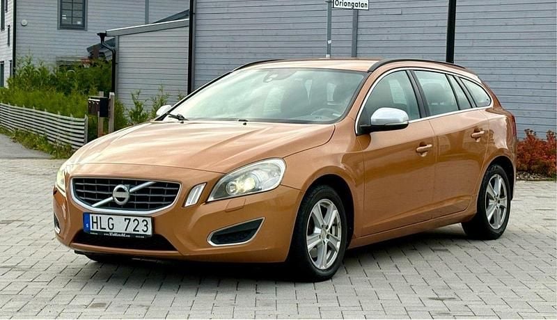Brun Begagnad 2011 Volvo V60 Momentum Kombi | 48 000 kr (Bra pris) - Bild 1/4