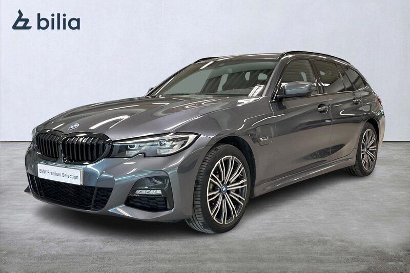 Grå (mineralgrå metallic) Begagnad 2022 BMW 330e M Sport Kombi | 359 900 kr (Marknadspris) - Bild 1/4