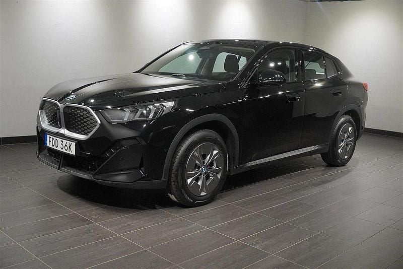 Svart Begagnad 2024 BMW iX2 Shadowline SUV | 479 800 kr (Superpris) - Bild 1/4