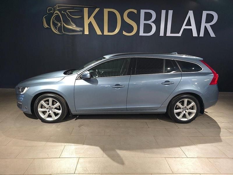 Ljusblå (blå) Begagnad 2017 Volvo V60 Momentum Kombi | 189 800 kr (Marknadspris) - Bild 1/4