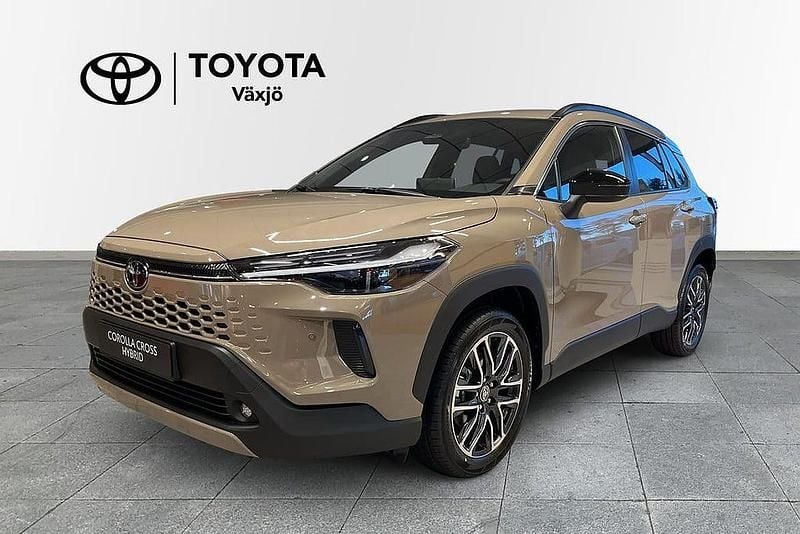 Brun Ny 2025 Toyota Corolla Cross Style SUV | 389 000 kr (Marknadspris) - Bild 1/4