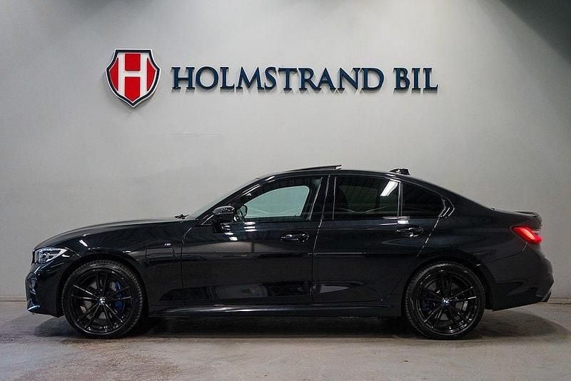 Svart Begagnad 2021 BMW 330e M Sport Sedan | 419 900 kr (Lite dyr) - Bild 1/4