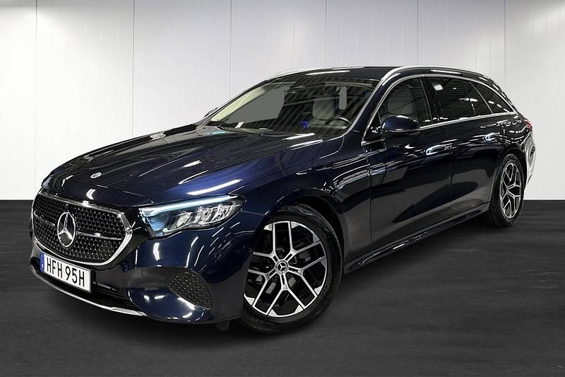 Mörkblå (blue) Begagnad 2024 Mercedes E200 Kombi | 499 900 kr - Bild 1/4