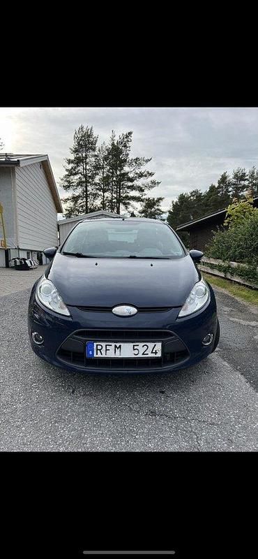 Blå Begagnad 2010 Ford Fiesta Titanium Halvkombi | 39 900 kr (Marknadspris) - Bild 1/4