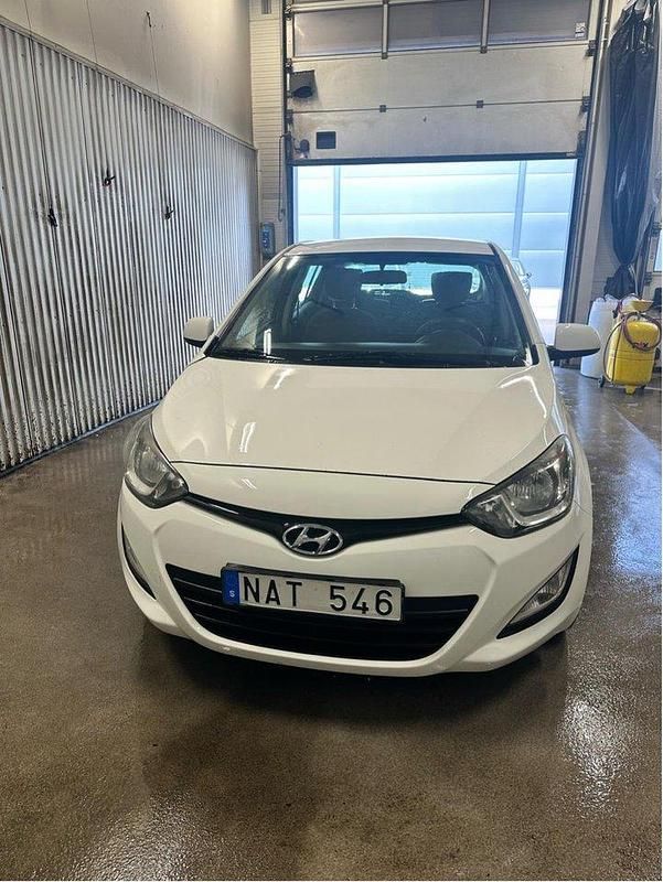 Vit Begagnad 2013 Hyundai i20 Select Halvkombi | 38 000 kr - Bild 1/4