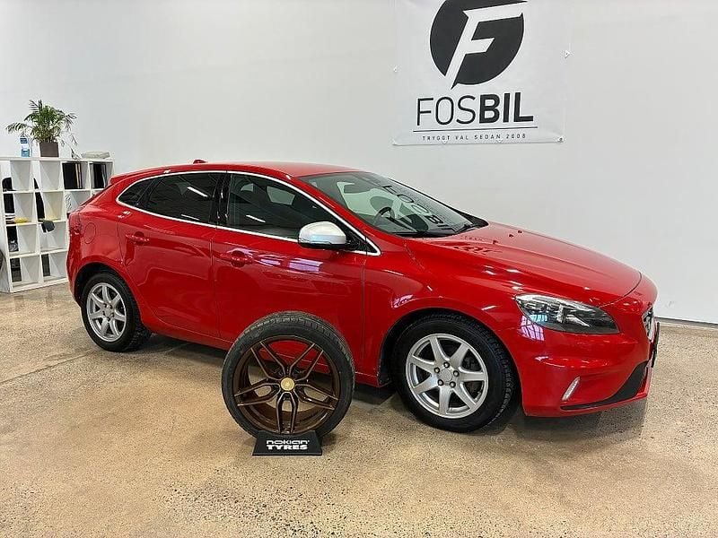 Röd Begagnad 2014 Volvo V40 R-Design Halvkombi | 109 900 kr (Marknadspris) - Bild 1/3