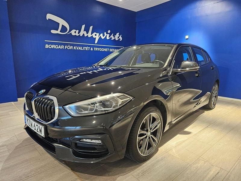 Svart Begagnad 2022 BMW 118 Sport Line Halvkombi | 254 000 kr (Marknadspris) - Bild 1/4