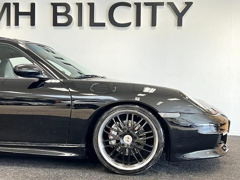 Begagnad Porsche 911 Carrera 4 301 HK (221 kW) 1999 Svart