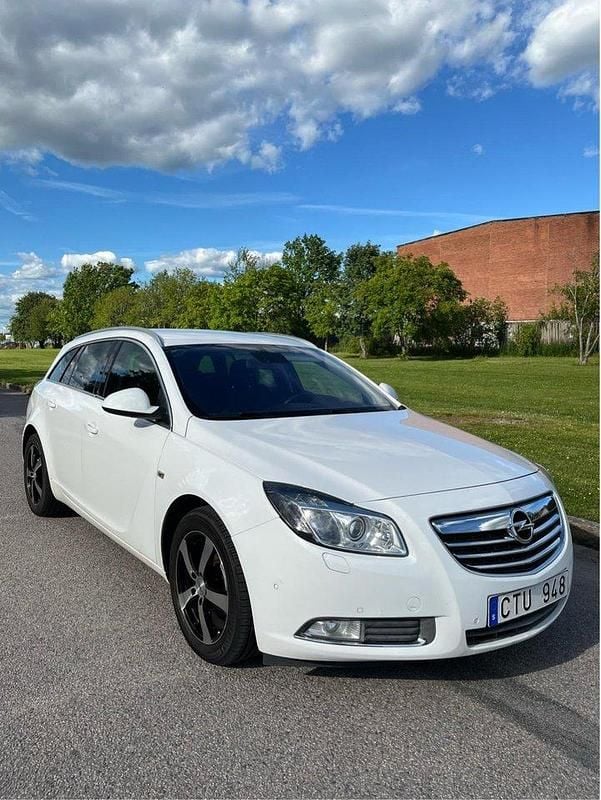 Vit Begagnad 2012 Opel Insignia Edition Kombi | 55 000 kr (Marknadspris) - Bild 1/4