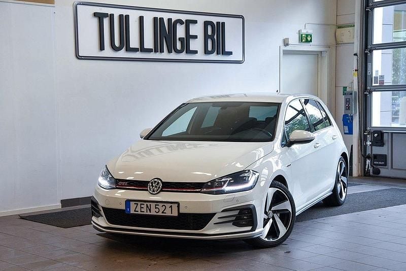 Vit Begagnad 2018 VW Golf VII GTI Halvkombi | 269 900 kr (Marknadspris) - Bild 1/4