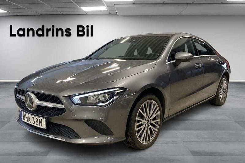 Grå Begagnad 2023 Mercedes CLA250 Progressive Sedan | 349 000 kr (Bra pris) - Bild 1/4