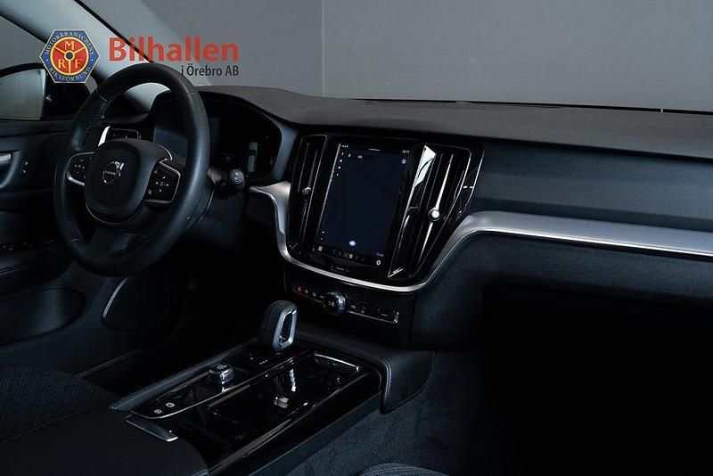 Begagnad Volvo V60 Core 350 HK (257 kW) 2022 Svart Kombi