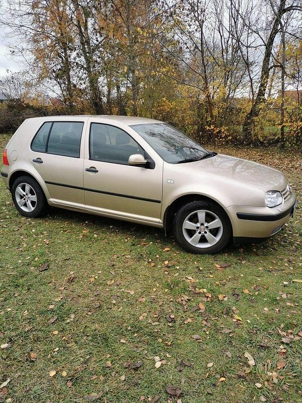 Blå Begagnad 2002 VW Golf IV Halvkombi | 22 000 kr (Marknadspris) - Bild 1/4
