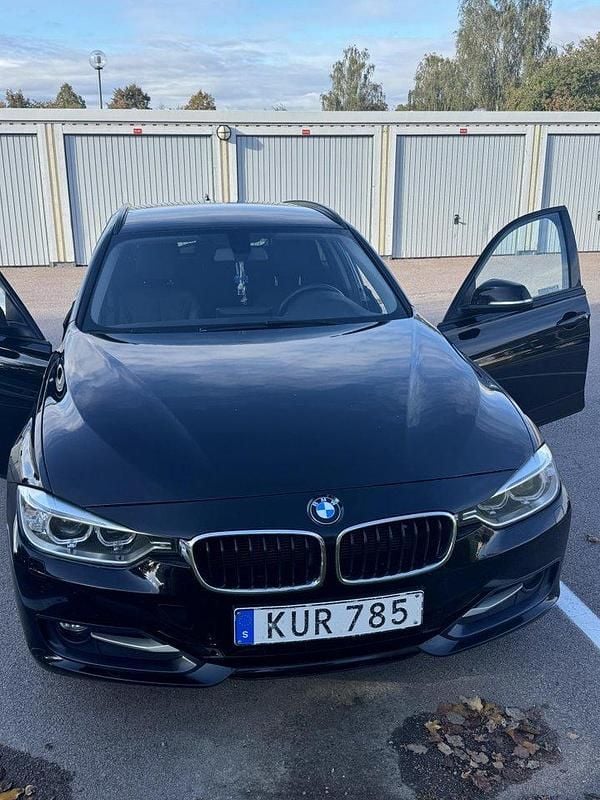 Svart Begagnad 2015 BMW 320 Sport Line Kombi | 135 000 kr (Marknadspris) - Bild 1/4