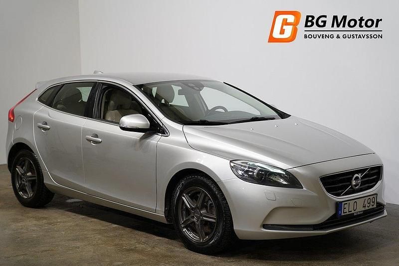 Ljusgrå (grå) Begagnad 2012 Volvo V40 Momentum Kombi | 119 800 kr (Marknadspris) - Bild 1/4