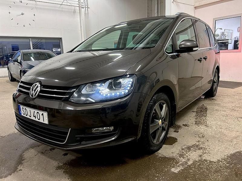 Begagnad VW Sharan 150 HK (110 kW) 2016 Mörkbrun (brun) Minibuss