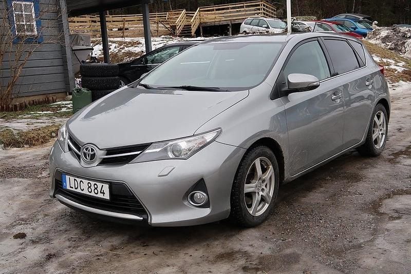 Begagnad Toyota Auris Edition 124 HK (91 kW) 2015 Grå Halvkombi