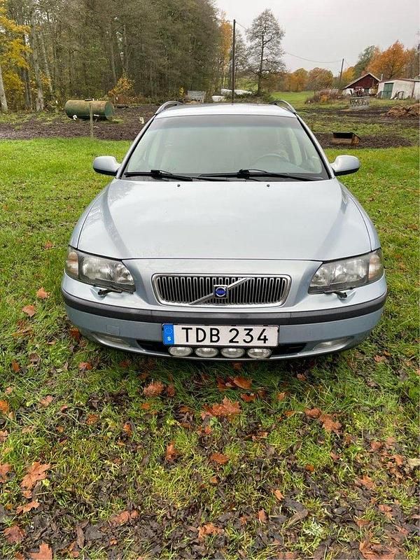 Blå Begagnad 2002 Volvo V70 Business Edition Kombi | 25 000 kr (Marknadspris) - Bild 1/4
