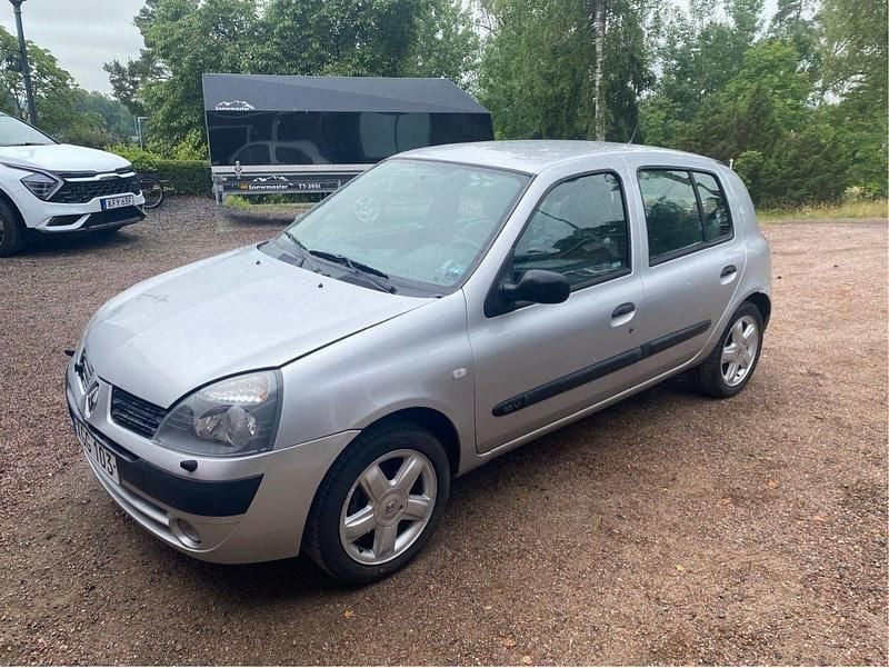 Grå Begagnad 2006 Renault Clio R.S. Authentique Halvkombi | 24 000 kr (Lite dyr) - Bild 1/4