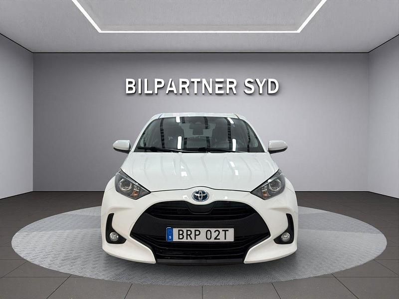 Vit Begagnad 2022 Toyota Yaris Hybrid Active Halvkombi | 164 900 kr (Marknadspris) - Bild 1/4