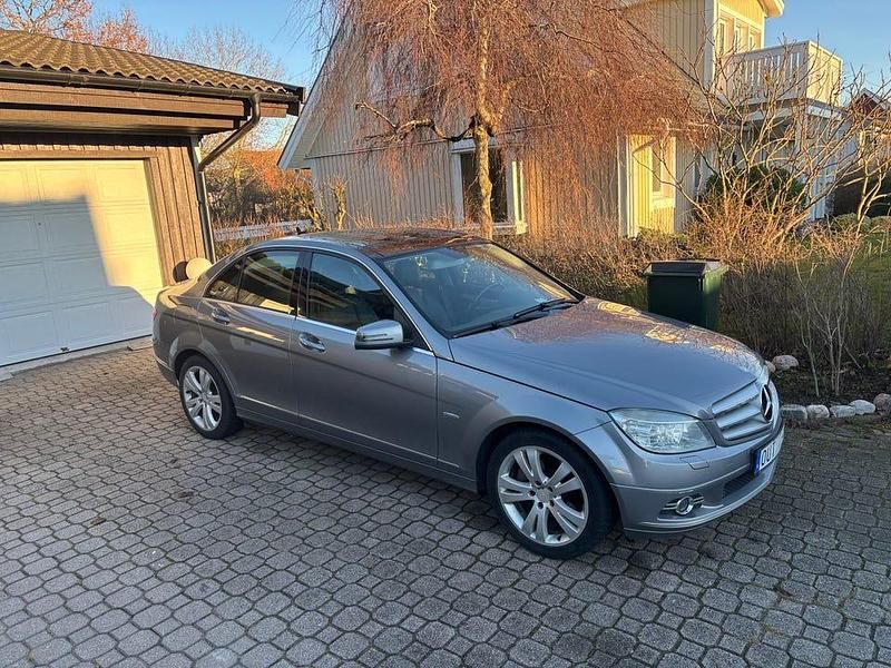 Begagnad 2010 Mercedes C180 Sedan | 45 000 kr (Lite dyr) - Bild 1/4