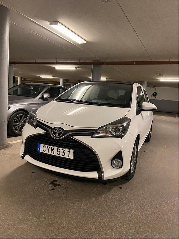 Vit Begagnad 2014 Toyota Yaris Multidrive S Halvkombi | 115 000 kr (Marknadspris) - Bild 1/4